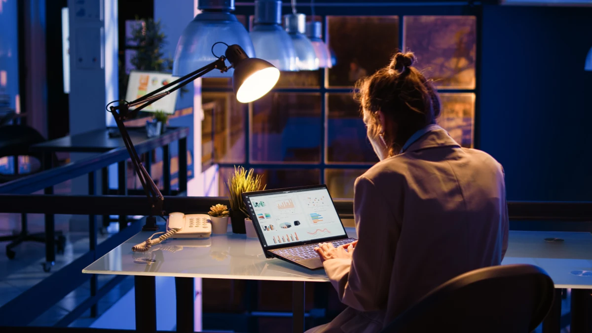 Laptop kullanan bir girişimci yeni işini kurmak için harekete geçiyor